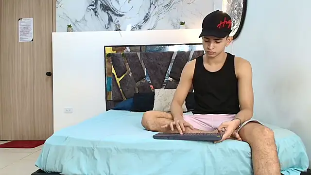 Snapshot of KING_OFF_BOYS chatting on November 3, 1:23 pm KING OFF BOYS online show from November 3, 1:23 pm