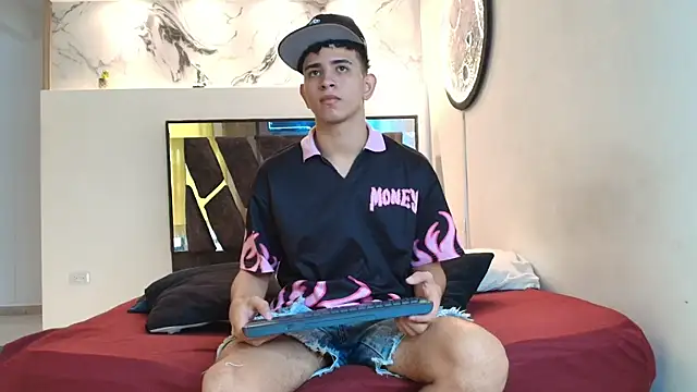 Snapshot of KING_OFF_BOYS chatting on November 18, 2:54 pm KING OFF BOYS online show from November 18, 2:54 pm