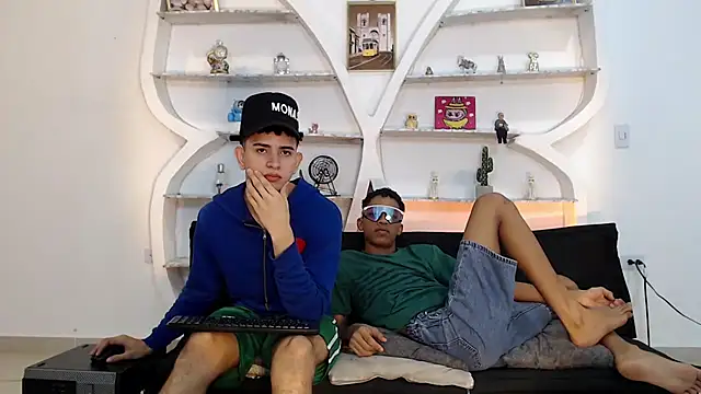 Snapshot of KING_OFF_BOYS chatting on December 4, 1:20 pm KING OFF BOYS online show from December 4, 1:20 pm