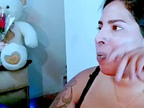 Snapshot of indiantopaz694u chatting on February 18, 7:04 am indiantopaz694u online show from February 18, 7:04 am