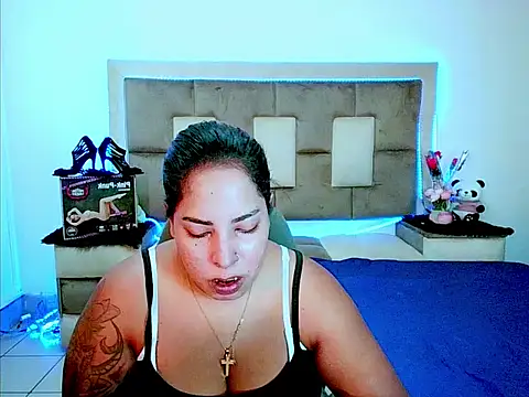 Snapshot of indiantopaz694u chatting on February 20, 4:42 am indiantopaz694u online show from February 20, 4:42 am