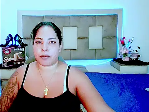 Snapshot of indiantopaz694u chatting on February 20, 8:05 am indiantopaz694u online show from February 20, 8:05 am