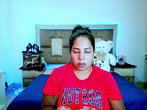 Snapshot of indiantopaz694u chatting on February 23, 4:21 am indiantopaz694u online show from February 23, 4:21 am