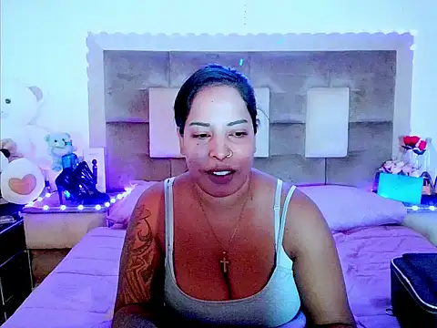 Snapshot of indiantopaz694u chatting on April 23, 4:24 am indiantopaz694u online show from April 23, 4:24 am