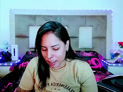Snapshot of indiantopaz694u chatting on June 23, 6:33 am indiantopaz694u online show from June 23, 6:33 am