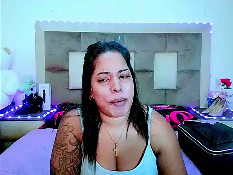 Snapshot of indiantopaz694u chatting on June 26, 4:39 am indiantopaz694u online show from June 26, 4:39 am