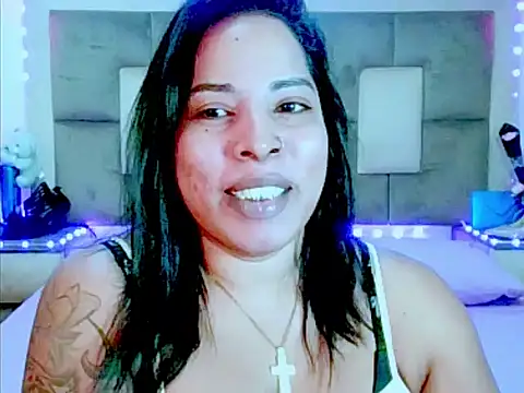 Snapshot of indiantopaz694u chatting on August 3, 6:12 am indiantopaz694u online show from August 3, 6:12 am