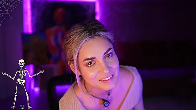 Snapshot of _Allie_ chatting on October 28, 5:22 am Allie online show from October 28, 5:22 am