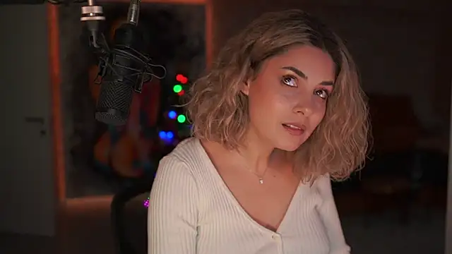 Snapshot of _Allie_ chatting on December 14, 1:16 pm Allie online show from December 14, 1:16 pm