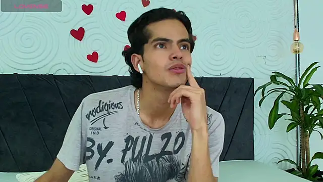 Snapshot of Maximoherrera_16 chatting on March 5, 10:11 am Maximoherrera 16 online show from March 5, 10:11 am