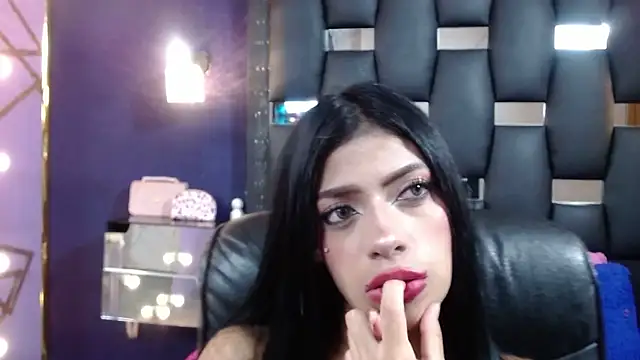 Snapshot of EMYCLARK01 chatting on March 19, 3:21 am EMYCLARK01 online show from March 19, 3:21 am