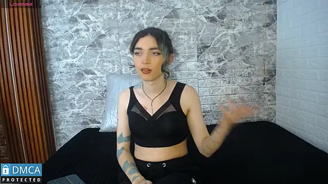 Snapshot of MaeveKuro chatting on September 13, 3:06 am MaeveKuro online show from September 13, 3:06 am