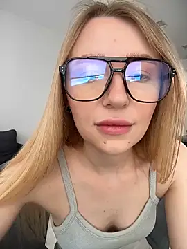 Snapshot of EvaBrooklyn chatting on March 8, 6:32 am EvaBrooklyn online show from March 8, 6:32 am