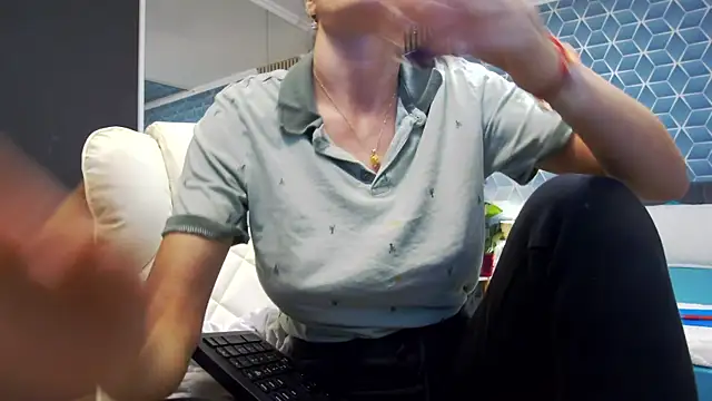 zoeylarkens online show from November 6, 5:47 pm