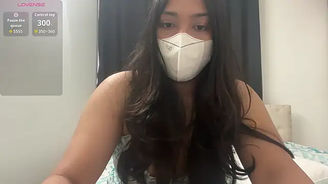 Snapshot of oviyakalra chatting on December 15, 5:23 am oviyakalra online show from December 15, 5:23 am