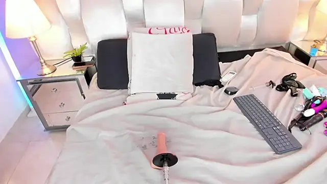 Snapshot of megan_loviitz chatting on April 19, 6:10 pm megan loviitz online show from April 19, 6:10 pm
