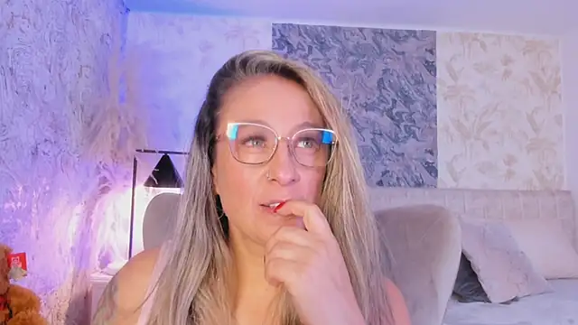 Liannaa  online show from October 30, 7:58 pm