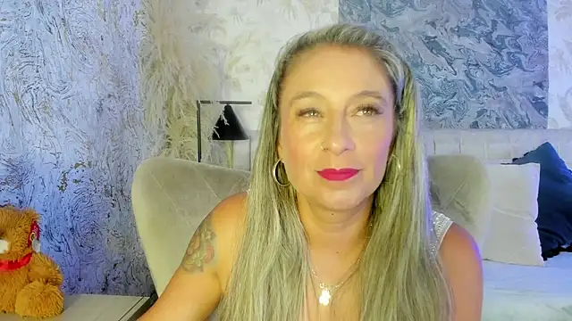 Liannaa  online show from December 1, 8:03 pm