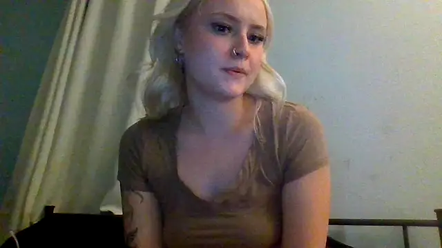 Snapshot of sluttypumpkin chatting on July 4, 3:02 am sluttypumpkin online show from July 4, 3:02 am
