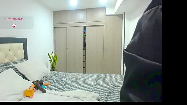 CarolinneFiotti online show from October 1, 2:56 pm