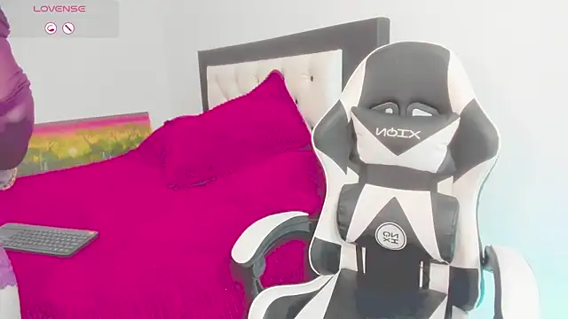 CarolinneFiotti online show from February 10, 2:54 pm