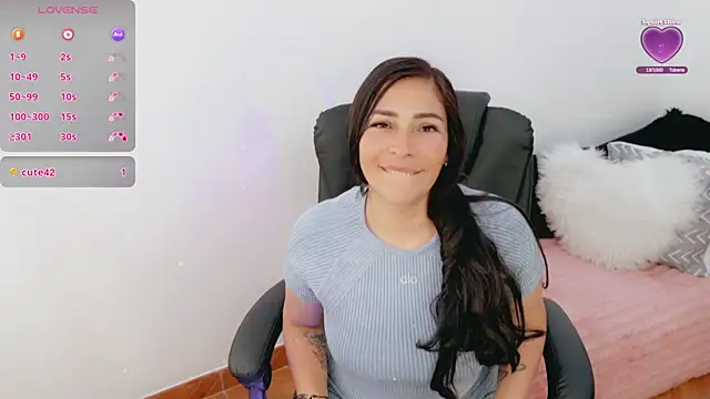 Snapshot of luna_lgomez_ chatting on April 1, 1:41 pm luna lgomez online show from April 1, 1:41 pm
