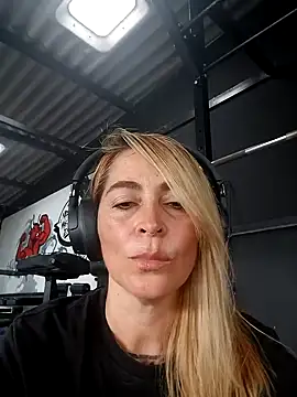 Snapshot of Sara_Valkyri chatting on March 13, 10:21 pm Sara Valkyri online show from March 13, 10:21 pm