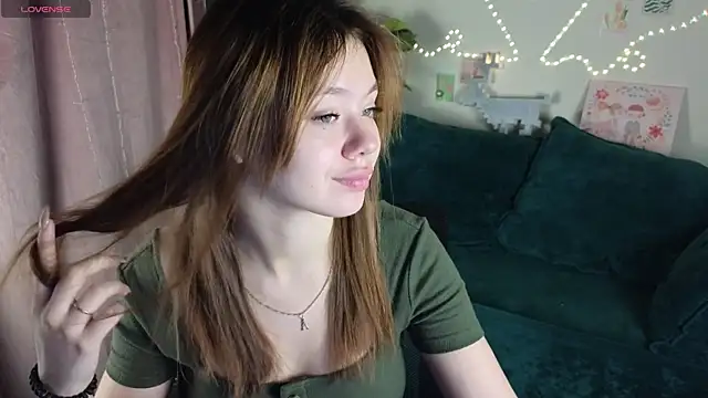 Snapshot of meow_mellie chatting on October 11, 1:49 am meow mellie online show from October 11, 1:49 am