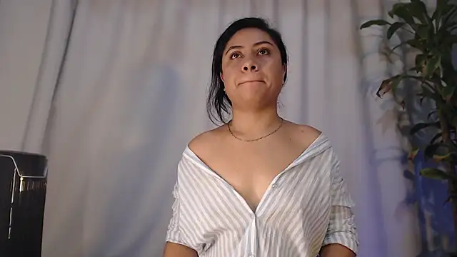 Snapshot of fernandaqueens chatting on March 13, 2:12 pm fernandaqueens online show from March 13, 2:12 pm