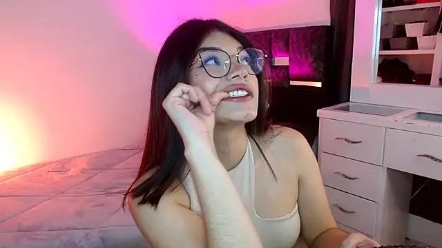 Snapshot of _Camilaaa_ chatting on October 10, 7:18 am Camilaaa online show from October 10, 7:18 am