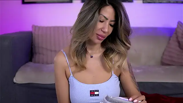 Snapshot of SophiaPotts chatting on March 21, 8:19 am SophiaPotts online show from March 21, 8:19 am