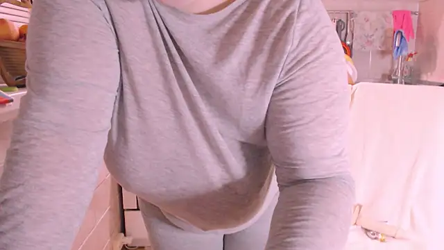 Snapshot of SoftLia chatting on December 13, 8:58 pm SoftLia online show from December 13, 8:58 pm