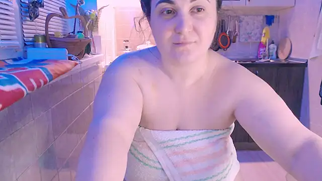 Snapshot of SoftLia chatting on February 1, 11:48 pm SoftLia online show from February 1, 11:48 pm