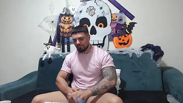 Snapshot of Tiberius_hunk chatting on October 31, 8:15 am Tiberius hunk online show from October 31, 8:15 am