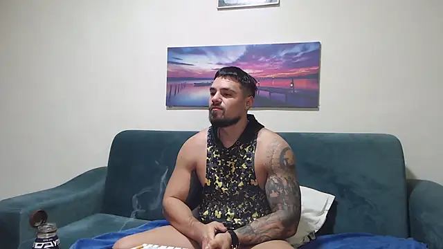 Snapshot of Tiberius_hunk chatting on December 15, 6:06 am Tiberius hunk online show from December 15, 6:06 am