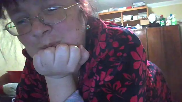 Snapshot of Queen-Elizabeth-25 chatting on March 5, 7:38 pm Queen-Elizabeth-25 online show from March 5, 7:38 pm