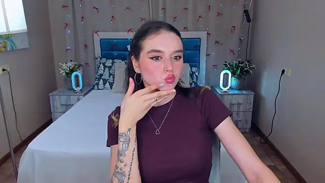 Snapshot of EmelyMason chatting on December 15, 9:13 am EmelyMason online show from December 15, 9:13 am