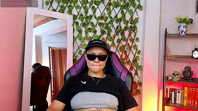 demimoore222 online show from March 13, 7:50 pm