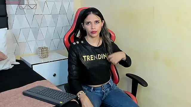 LiliJensen online show from November 26, 8:10 pm