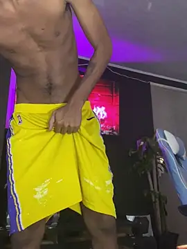 Snapshot of Miguel_bigcock chatting on March 5, 9:15 pm Miguel bigcock online show from March 5, 9:15 pm