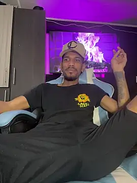 Snapshot of Miguel_bigcock chatting on March 11, 4:40 pm Miguel bigcock online show from March 11, 4:40 pm