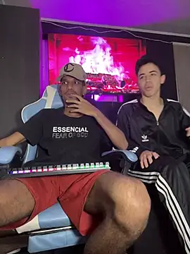 Snapshot of Miguel_bigcock chatting on March 14, 1:57 pm Miguel bigcock online show from March 14, 1:57 pm