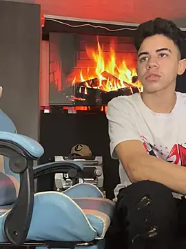 Snapshot of Miguel_bigcock chatting on March 17, 2:34 pm Miguel bigcock online show from March 17, 2:34 pm