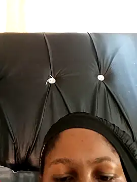 Snapshot of queen_lovely2 chatting on February 6, 8:40 am queen lovely2 online show from February 6, 8:40 am