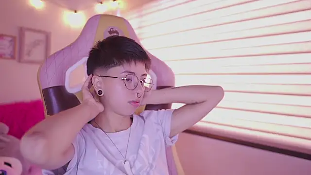 tommy blue online show from April 1, 1:41 pm