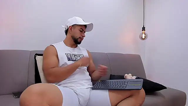 Eithan Connorr online show from October 3, 4:04 pm