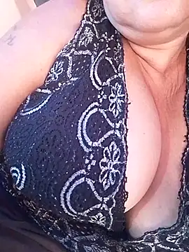 Snapshot of Sandra42 chatting on April 22, 10:17 am Sandra42 online show from April 22, 10:17 am