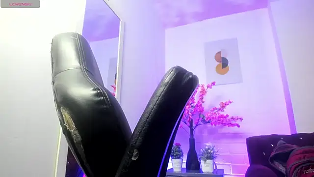 Snapshot of Ayliinn_ chatting on March 21, 8:19 am Ayliinn online show from March 21, 8:19 am