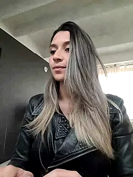 Isabella Varella online show from March 17, 1:39 pm