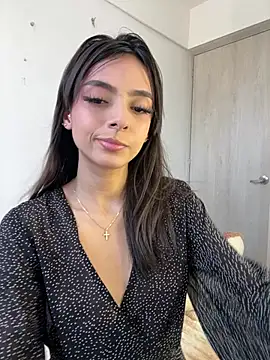 ZaraLuuv online show from February 5, 6:01 pm